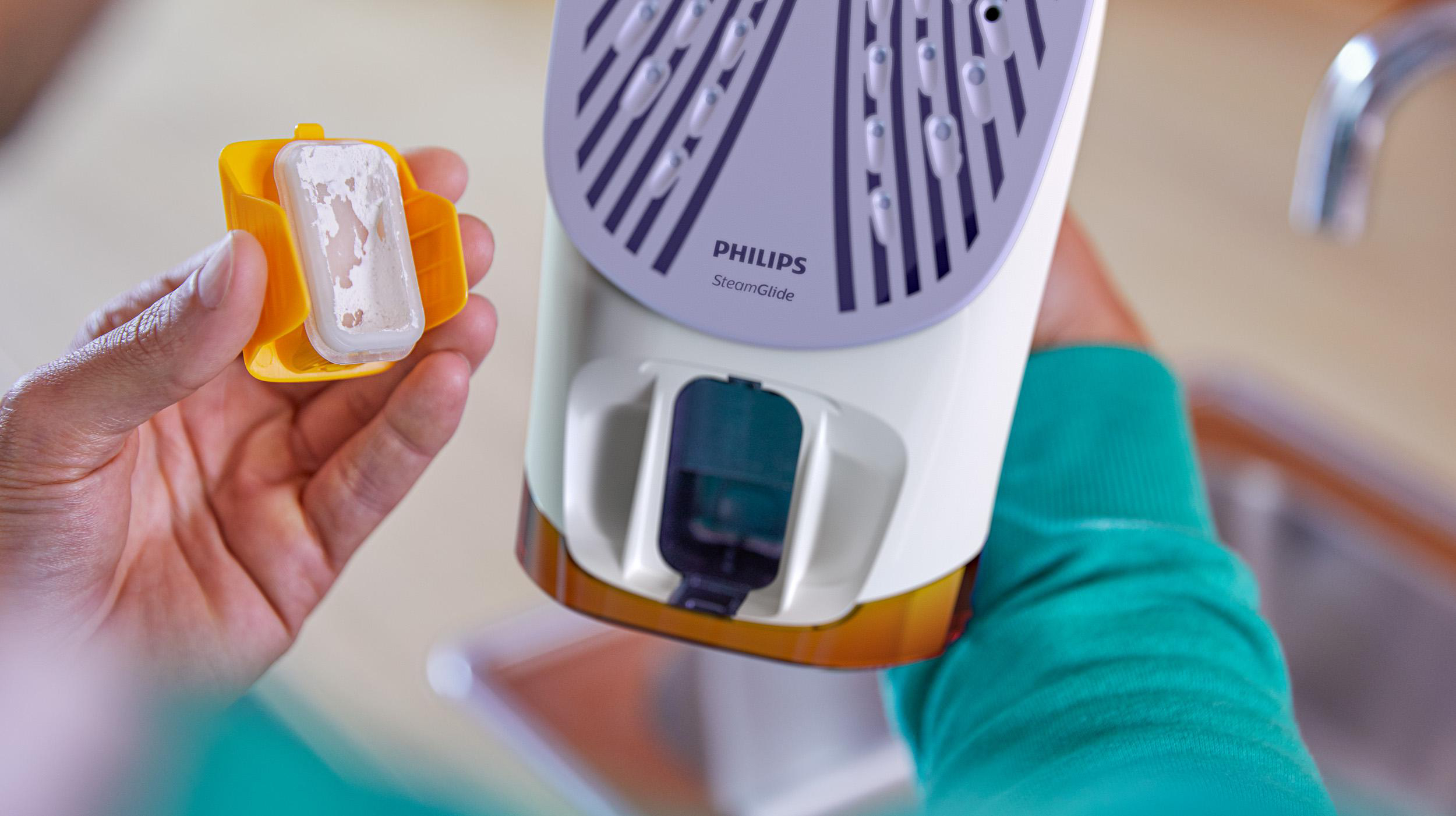 PHILIPS GC4537/80 Azur Dampfbügeleisen (2400 Watt, Ausgezeichnete Kratzfestigkeit, sehr gute Gleiteigenschaften)