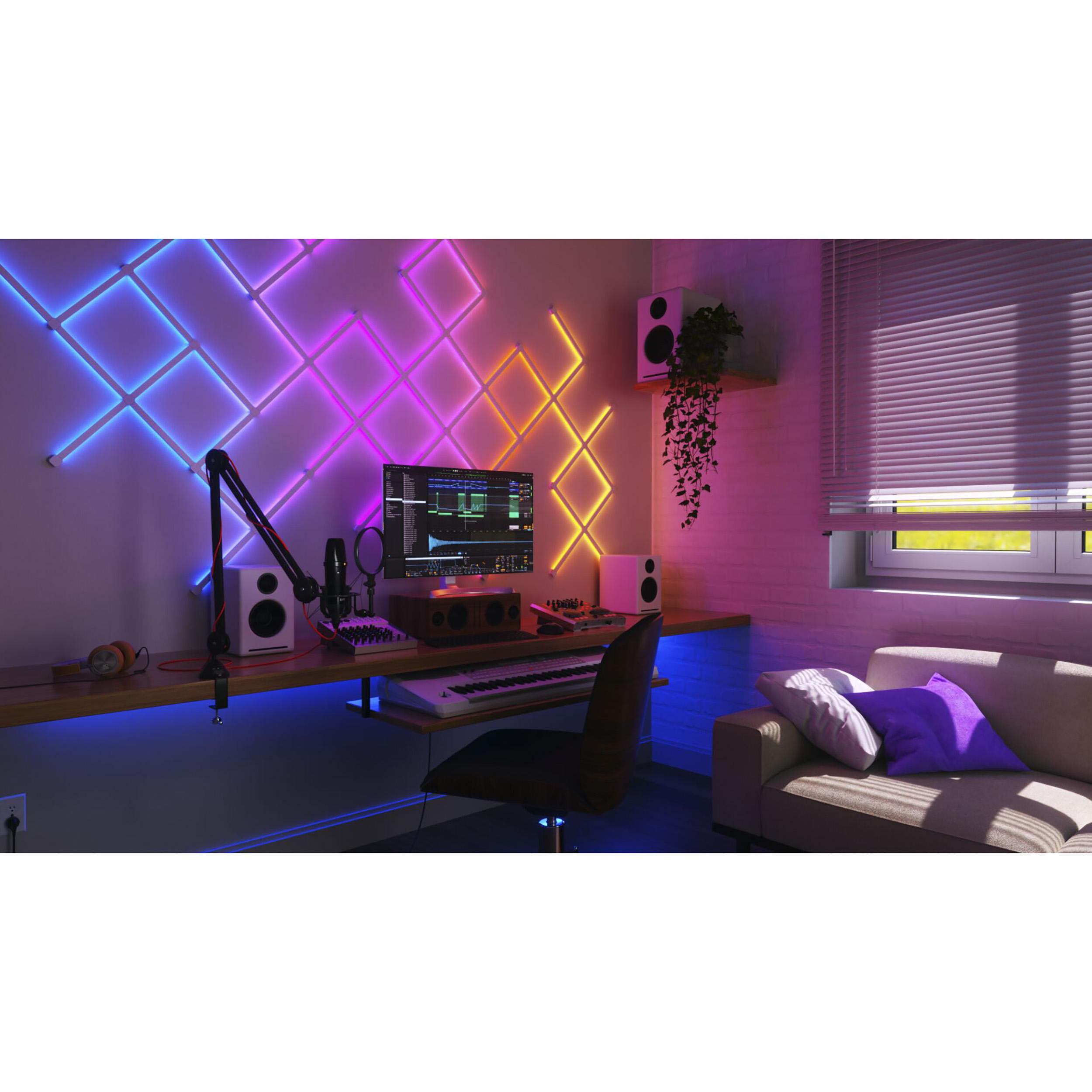 Modernes Home-Studio mit Neonlichtern, Monitor, Lautsprechern, Keyboard und Schreibtisch.