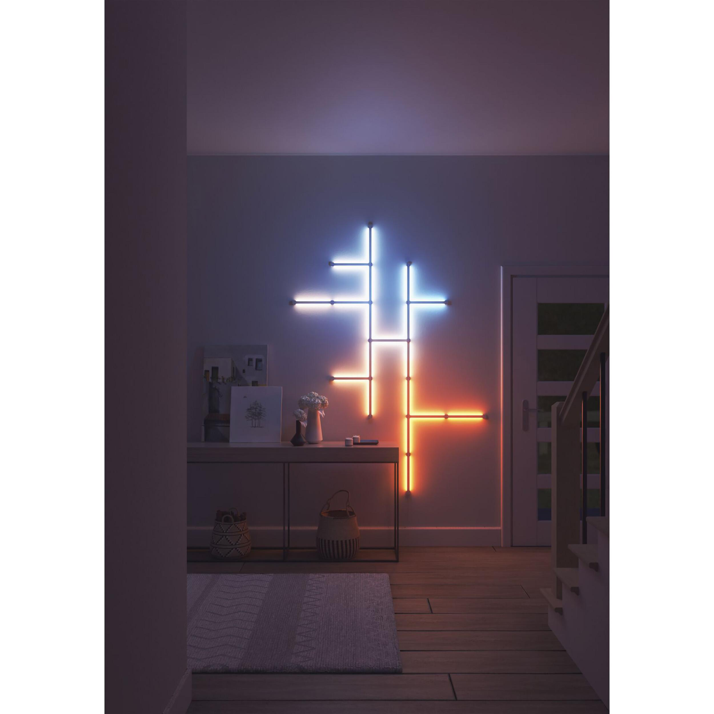 Wandkunst mit Neonlichtern. Blaue, orange und weiße Lichtformen. Tür und Treppe im Hintergrund.