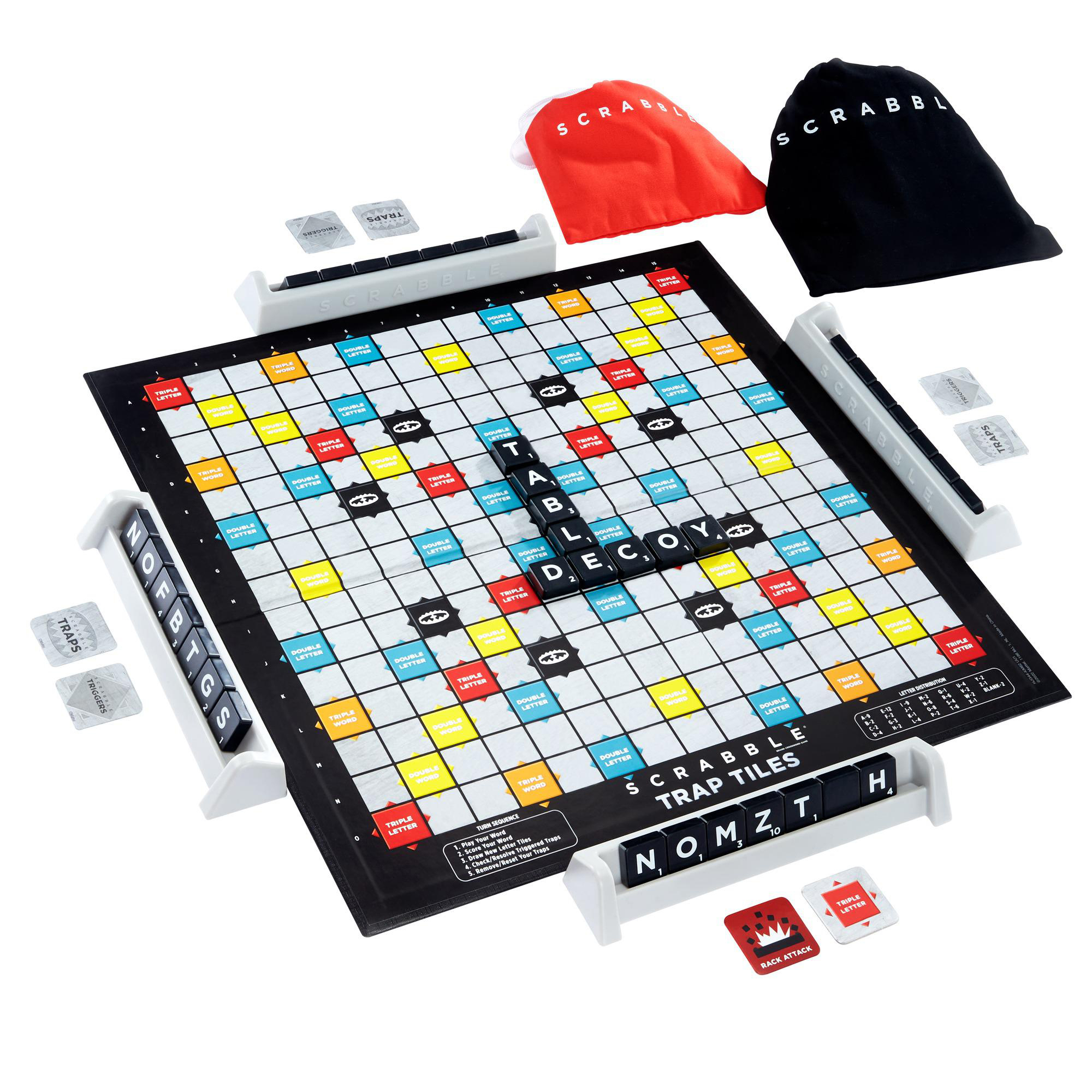 Scrabble-Spielbrett mit Spielsteinen, Beuteln und Ablagen, auf weißer Oberfläche.