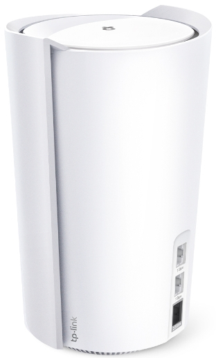 Witte cilindrische TP-Link router met poorten aan de achterkant, witte achtergrond. Schuine weergave.