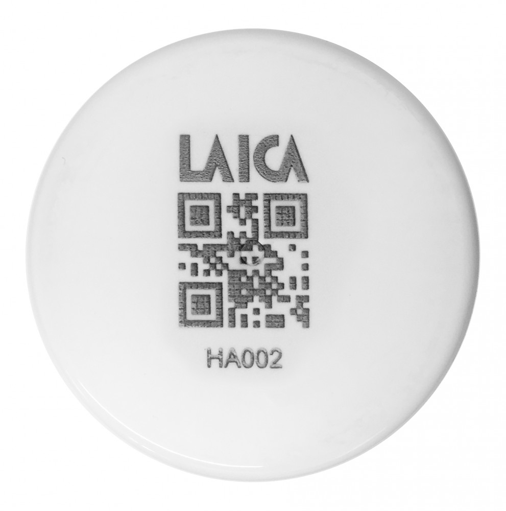 Fehér kör alakú címke QR-kóddal és a LAICA szóval.