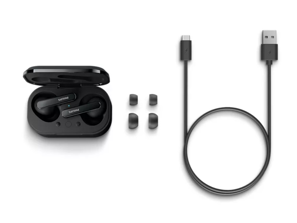 Siyah kablosuz kulaklıklar, şarj kutusu ve ek kulak uçları ile USB-C kablosu, hepsi beyaz bir arka plan üzerinde.