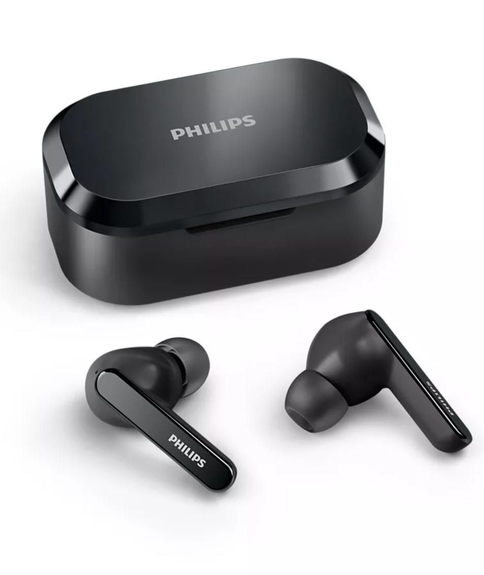 Beyaz bir yüzey üzerinde siyah kulaklık ve şarj kutusu. Kasa Philips markasını taşıyor.