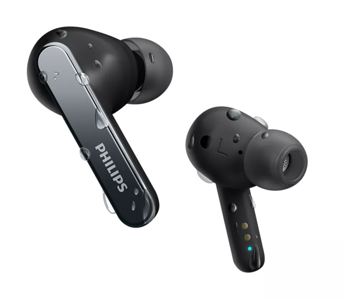 Su damlacıklı iki siyah kablosuz kulaklık, açılı görünüm. Philips markası görünür.