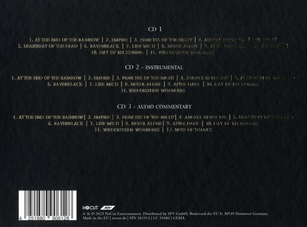 Die Rückseite einer schwarzen CD-Hülle mit drei CDs, Text in Gold.