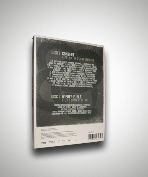 DVD-Rückseite mit Titellisten für Konzert und Dokumentation, im Vintage-Stil.