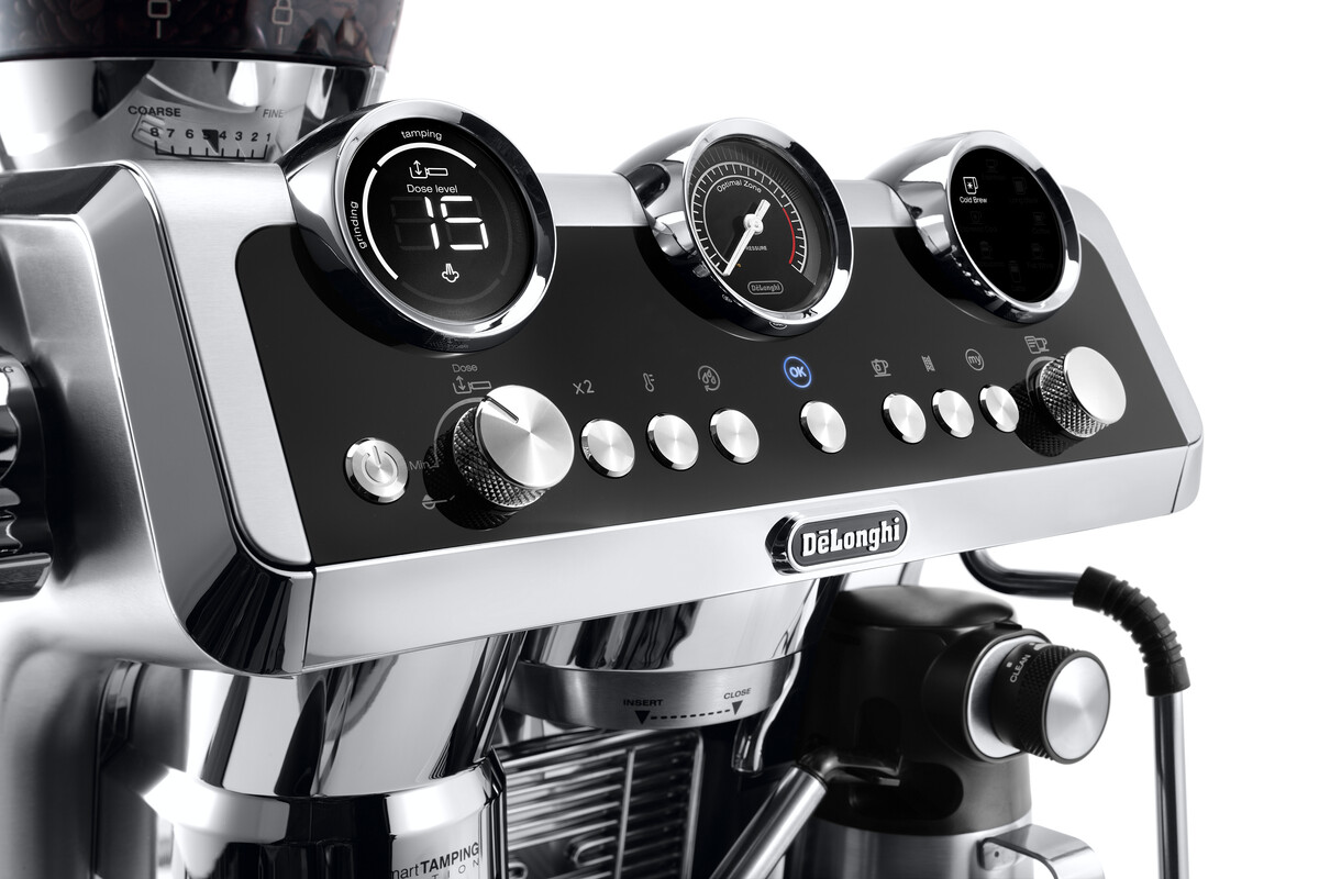 Primo piano di una macchina per caffè espresso. Display con impostazioni. Design in acciaio inox e nero.