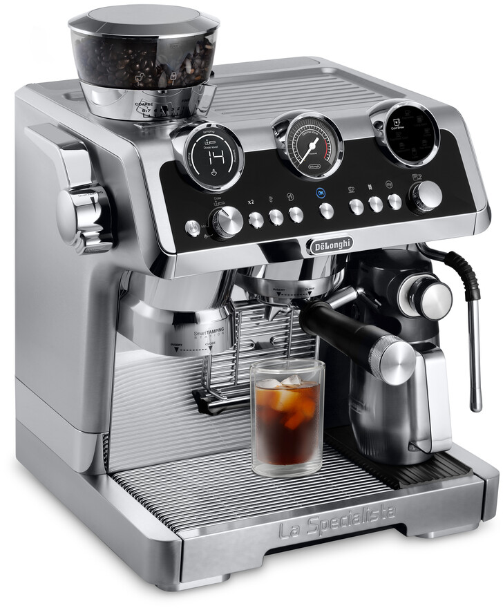 Macchina per espresso argento e nera con un macinacaffè e un bicchiere di caffè freddo.