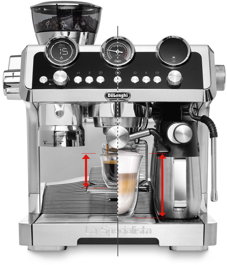 Macchina per caffè espresso con una tazza di caffè. Frecce rosse indicano la tazza e il contenitore dell'acqua.