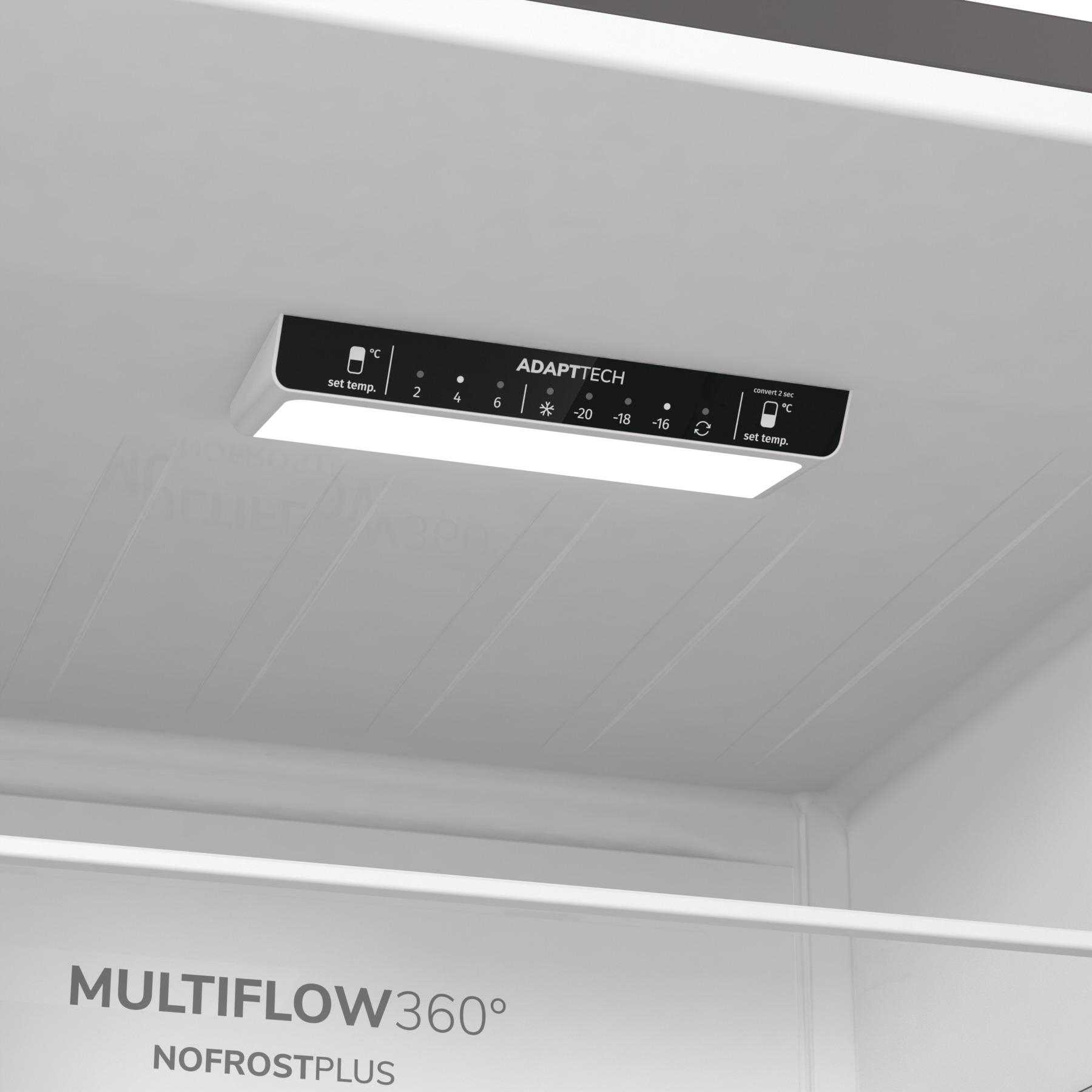 Innenraum eines Kühlschranks mit Bedienfeld. Es hat Temperatureinstellungen und die Beschriftungen AdaptTech und Multiflow360°.