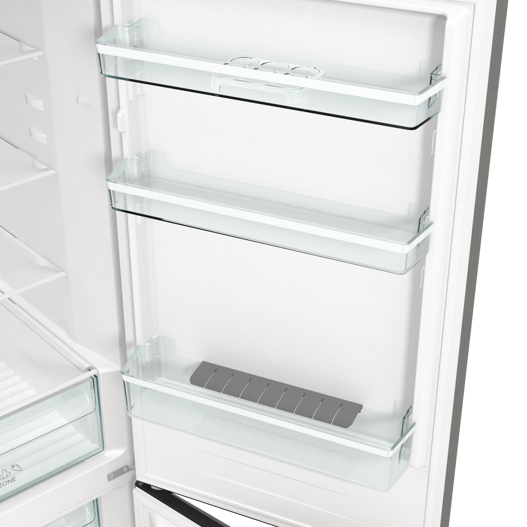 Kühlschrankinnenraum mit Glasböden und einer Schublade, weißer Hintergrund.