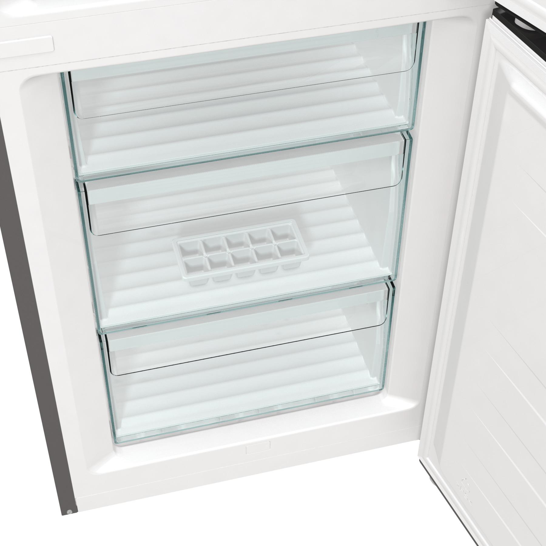Offener Gefrierschrank mit transparenten Schubladen. Eiswürfelschale sichtbar.