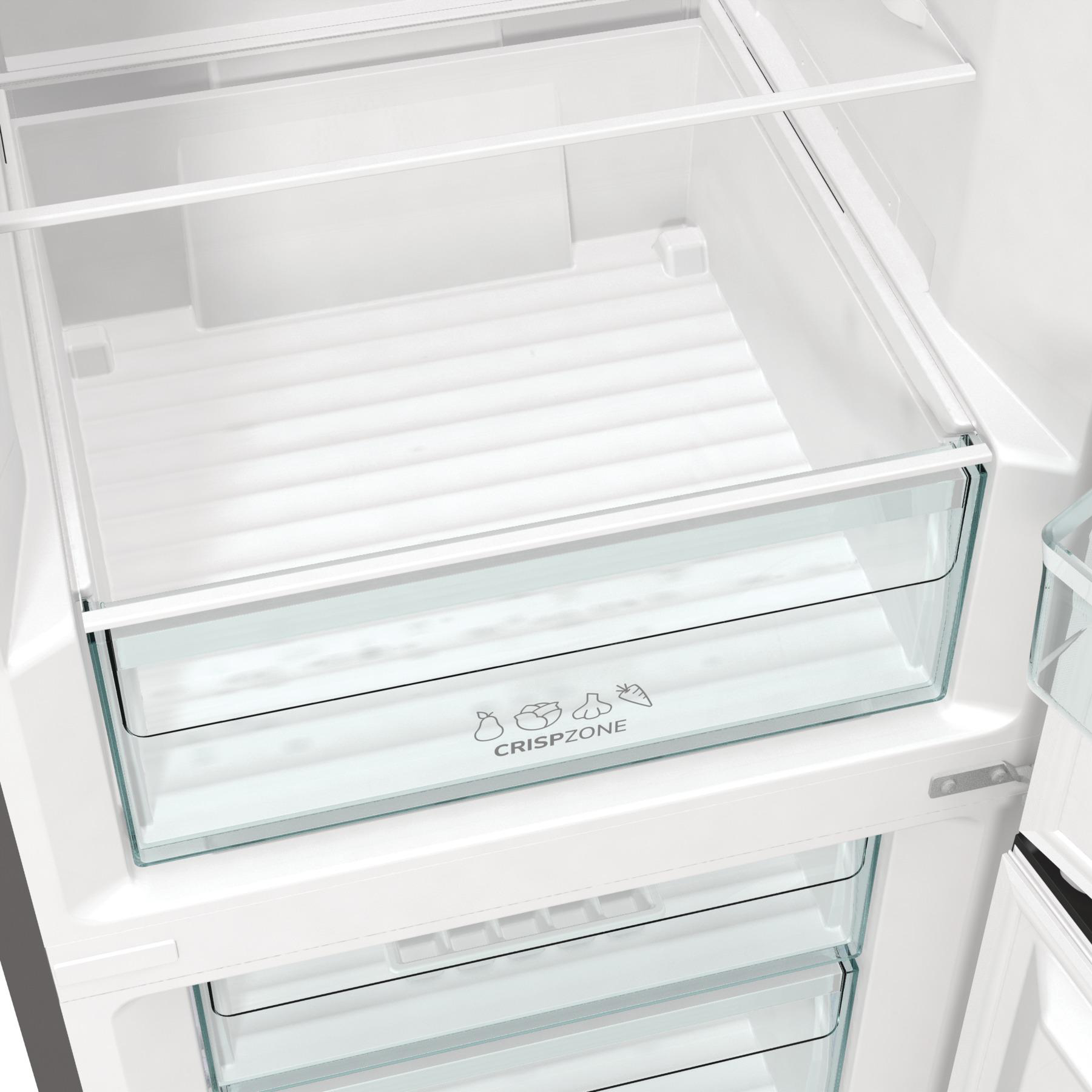 Innenraum eines Kühlschranks mit Glasböden. Das untere Regal hat eine Frischhalteschublade.