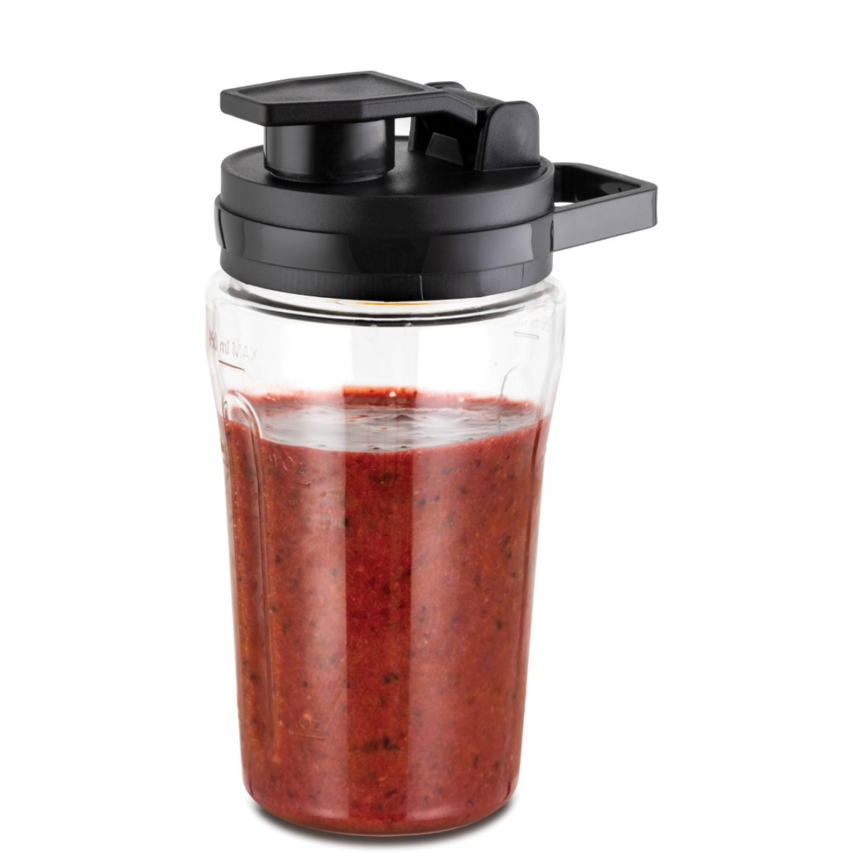 İçinde kırmızı sıvı bulunan cam bir blender şişesi ve siyah bir kapak ile.