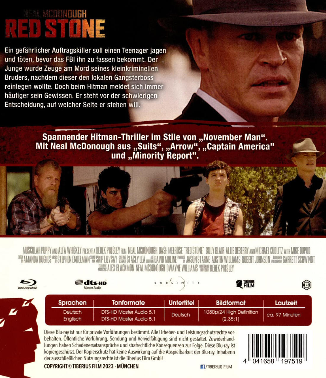 Filmcover mit Bildern von Schauspielern, Text und einem Barcode. Dunkle Töne mit einem Mann im Anzug.