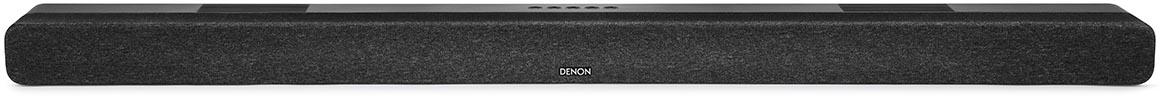 Egy fekete soundbar texturált előlappal, a DENON márkanév látható. A teteje sötétszürke.