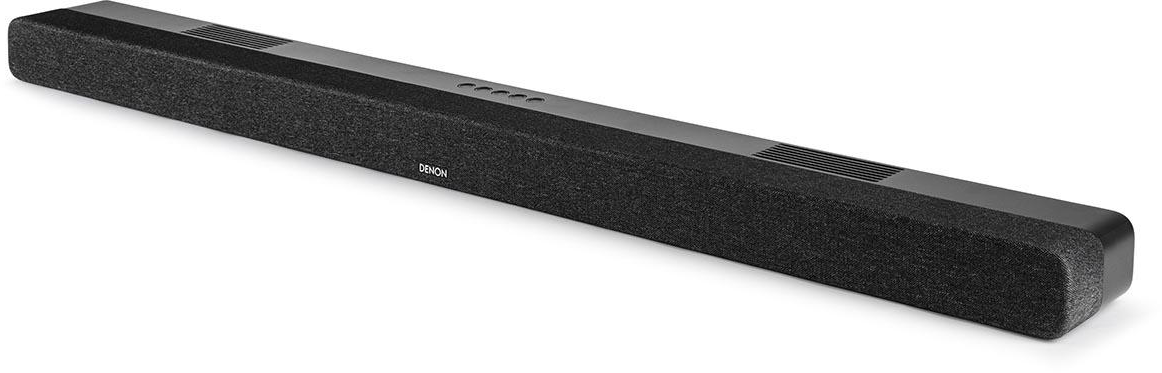 Fekete soundbar Denon logóval és vezérlőgombokkal. A háttér fehér.