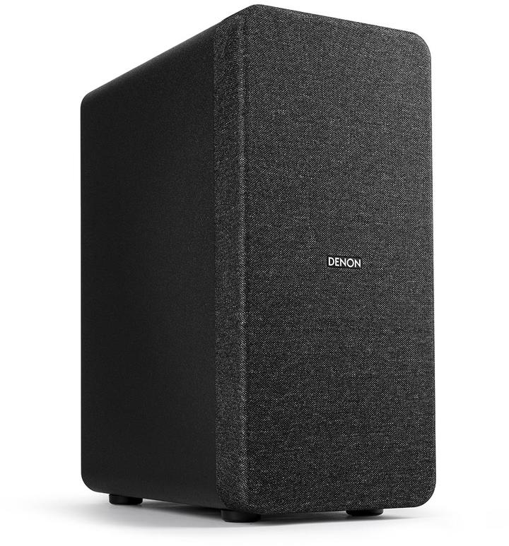 Fekete Denon soundbar téglalap alakban fehér háttéren, rajta a Denon felirattal.