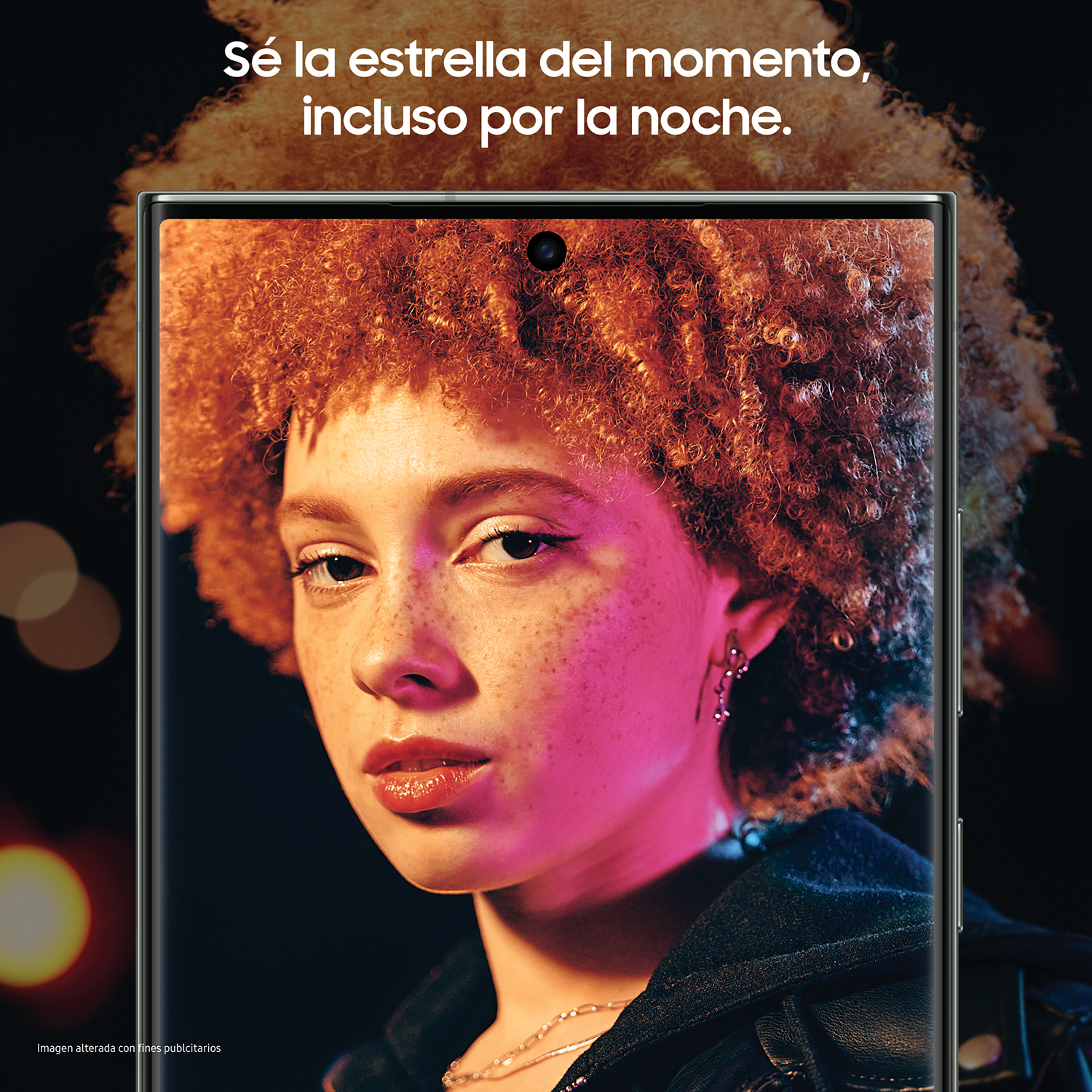 Cara de mujer en la pantalla de un teléfono, iluminada con luz rosa y amarilla sobre fondo oscuro.