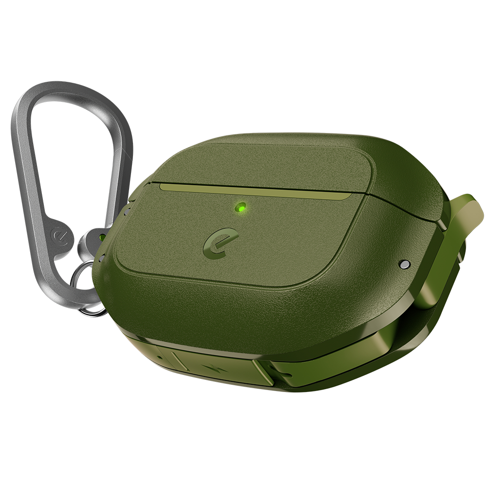 Ein olivgrünes Kopfhörer-Etui mit einem silbernen Karabiner, ein grünes Licht leuchtet.
