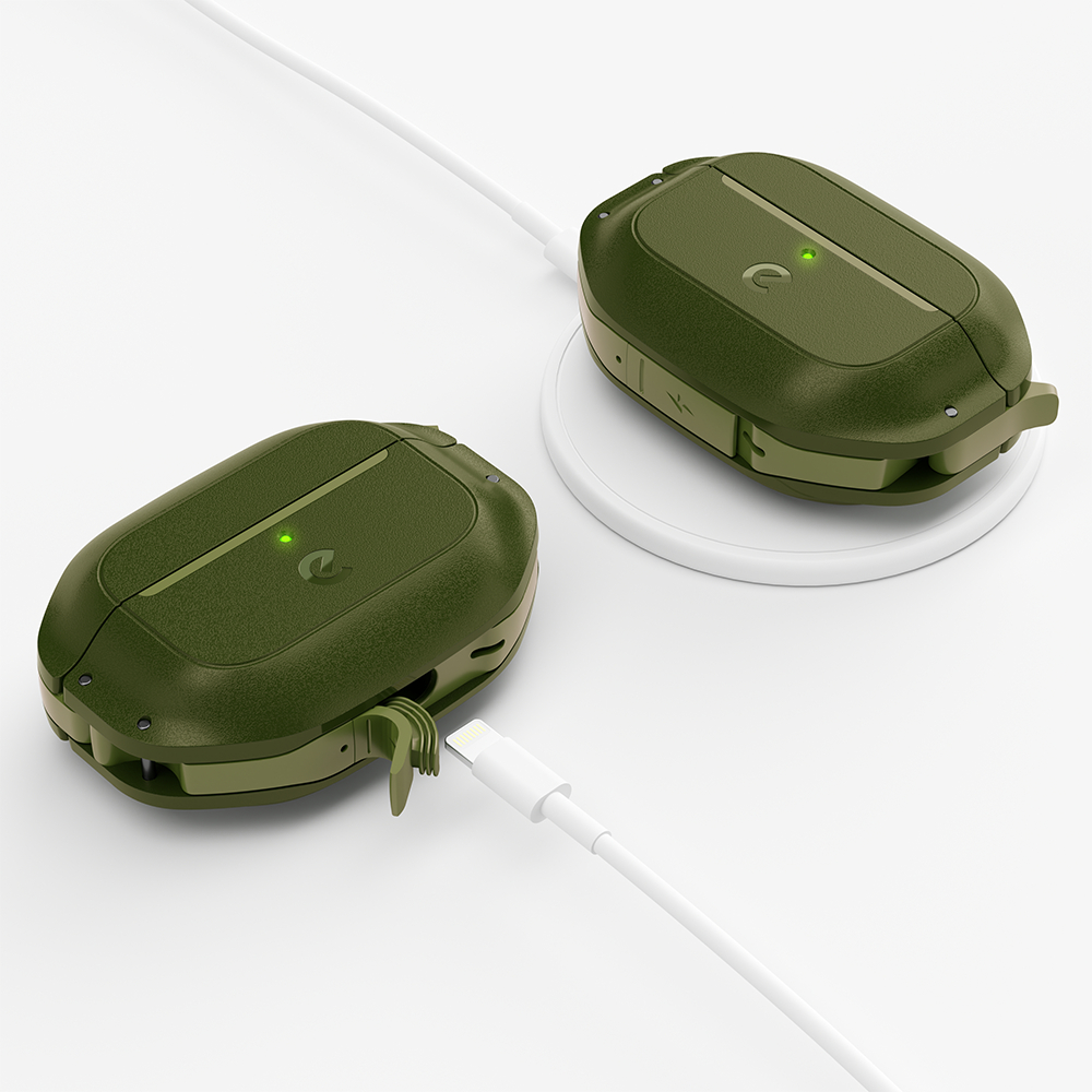 Zwei olivgrüne Ohrhörer-Etuis mit einem weißen Ladepad und einem Lightning-Kabel, das mit einem verbunden ist.