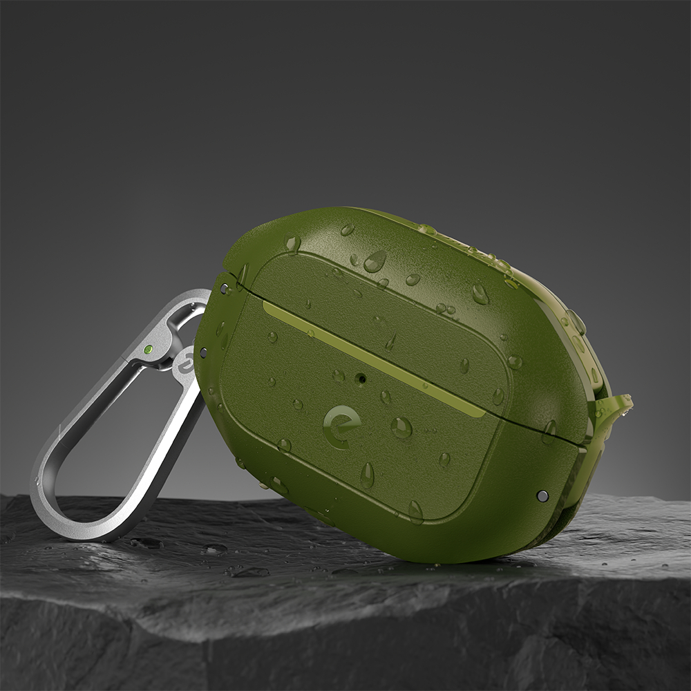 Grünes AirPods-Etui mit Wassertropfen auf Fels.