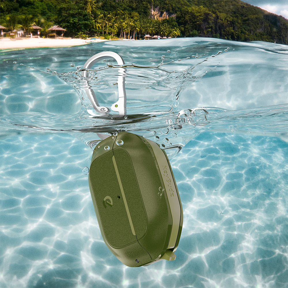 Ein olivgrünes, wasserdichtes Gerät an einem Karabiner, das im Wasser schwimmt.