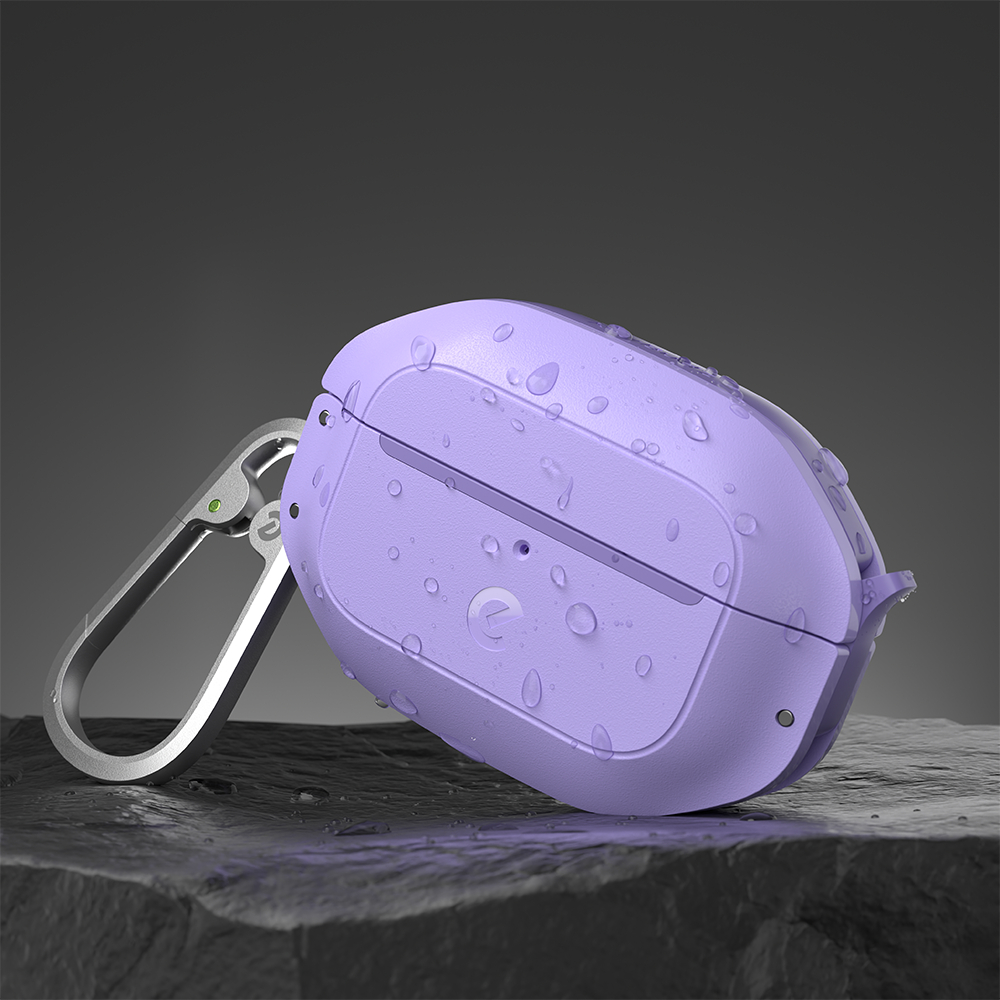 Ein lila Kopfhörer-Etui mit Wassertropfen, an einem silbernen Haken befestigt.
