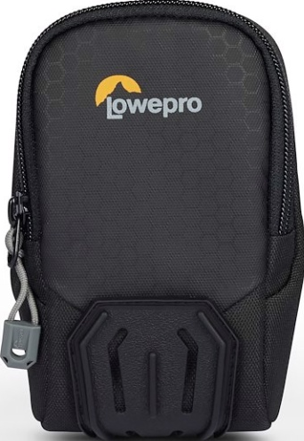 Una borsa per fotocamera Lowepro nera. Ha una cerniera, una piccola linguetta e un logo.