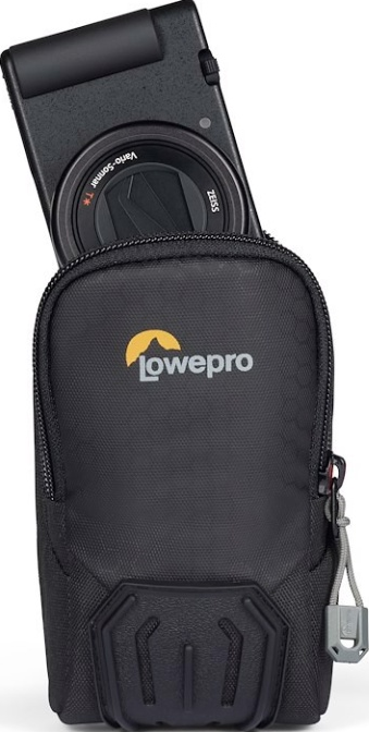 Una fotocamera nera in una custodia Lowepro nera.