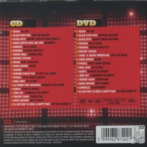 CD és DVD tok, piros háttéren a dalcímek listájával. A szöveg fehér.