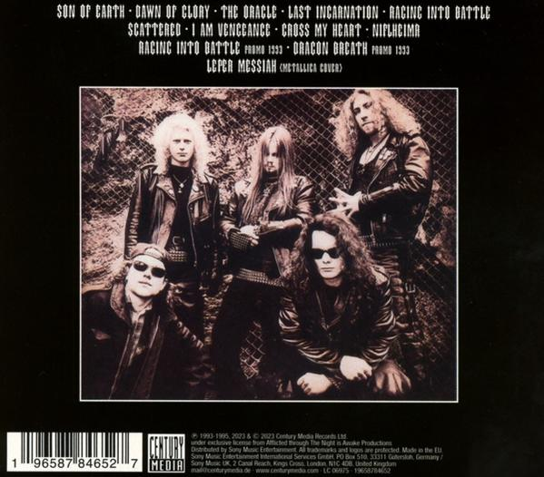 Ein CD-Booklet mit Bandfoto und Songtiteln auf dunklem Hintergrund.