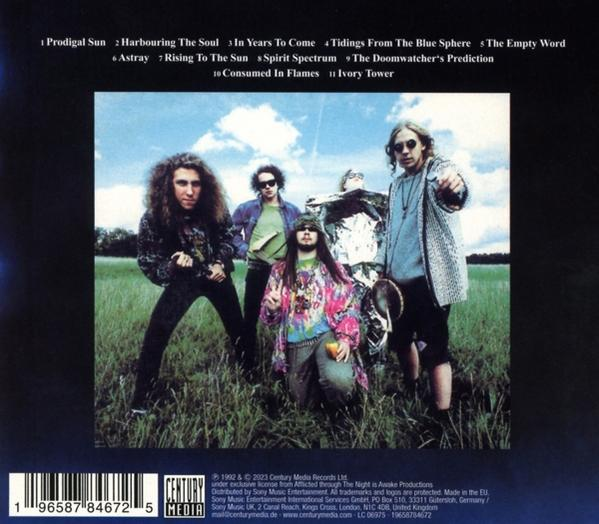 Rückseite einer CD mit Bandfoto und Songtiteln.