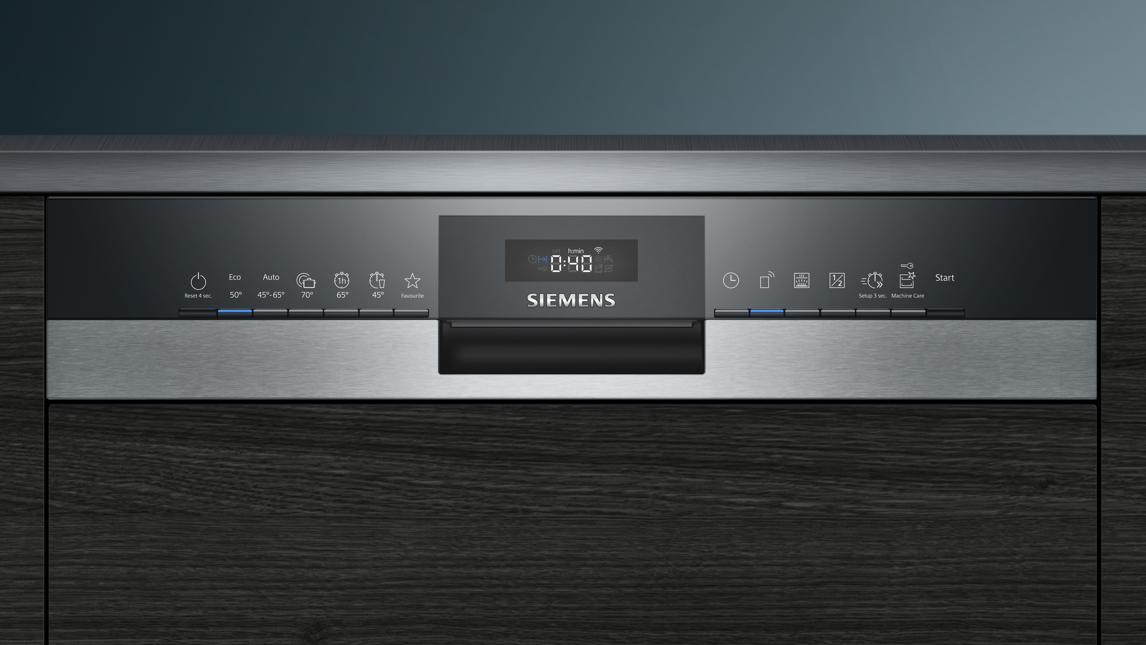 Geschirrspüler-Bedienfeld. Zeigt eine Digitaluhr, verschiedene Programmsymbole und eine Edelstahl-Oberfläche.