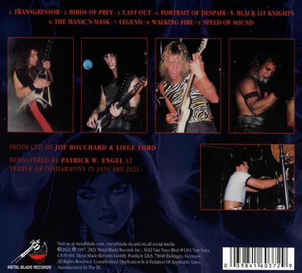 Albumcover mit vier Bandmitgliedern, einer Frau und Text. Die Band spielt live mit Instrumenten und einer Bühne.