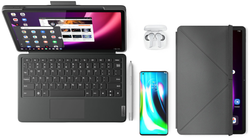 Tablet met toetsenbord, telefoon, oordopjes en hoes. Open tablet toont website. Alles is zwart en grijs.