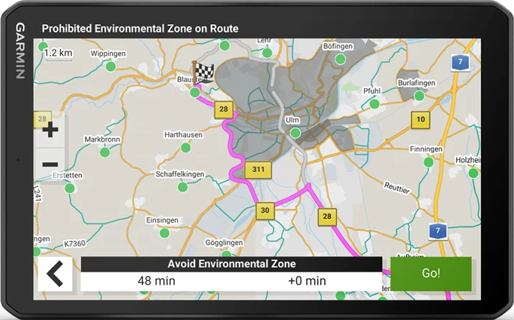 Garmin-Navigationsgerät zeigt eine Karte mit einer Umweltzone, die vermieden werden soll.