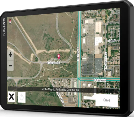 Garmin-Navigationsgerät zeigt eine Satellitenkarte mit Straßen und Gebäuden.