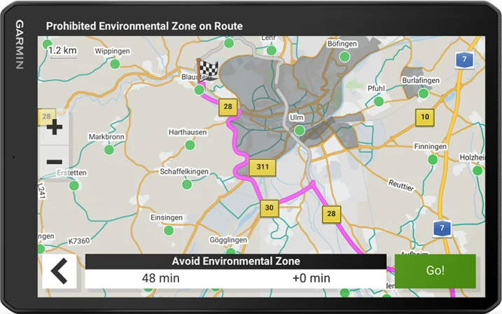 Navigationsgerät zeigt eine Route mit einer Umweltzone an. Ziel: Ulm.