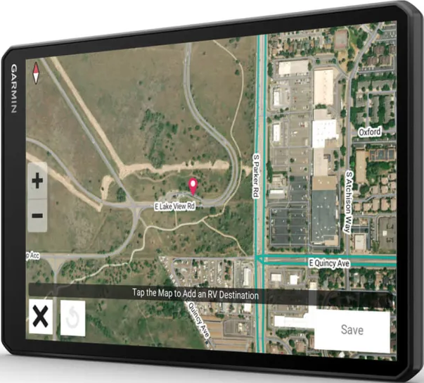 Garmin-Navigationsgerät zeigt eine Satellitenkarte mit Straßen und Gebäuden.