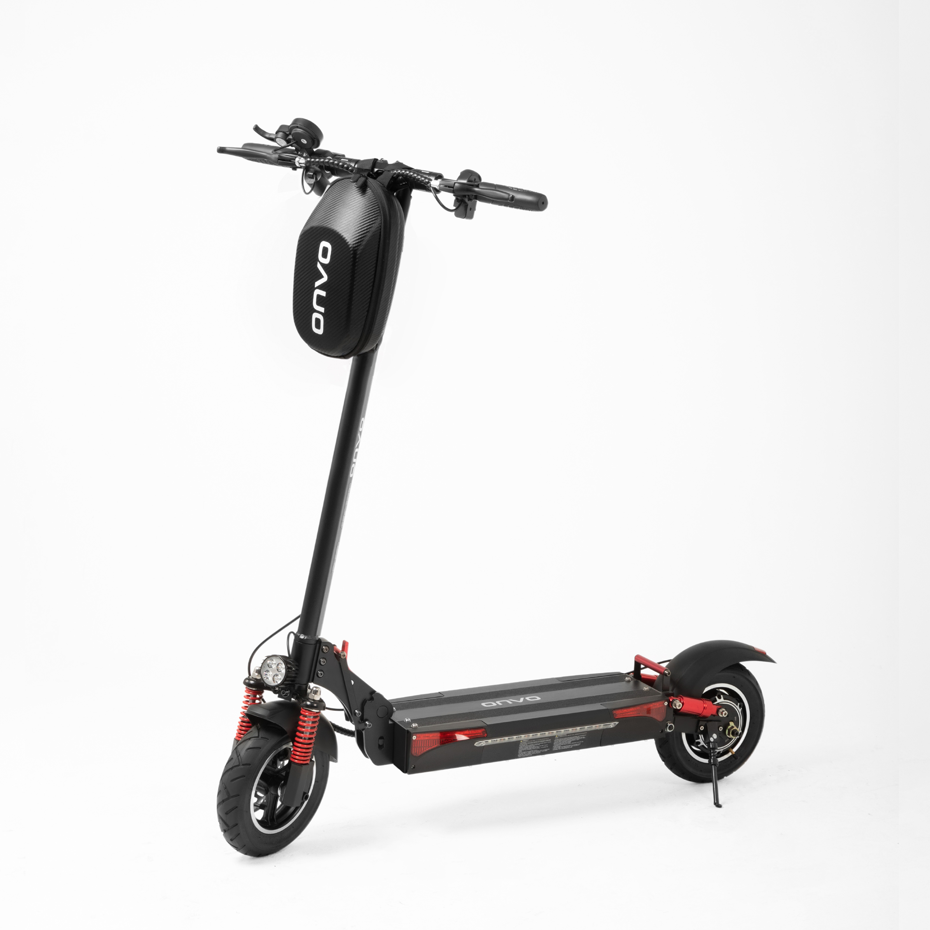 Önde siyah çantası olan siyah elektrikli scooter. Beyaz zemin üzerinde.