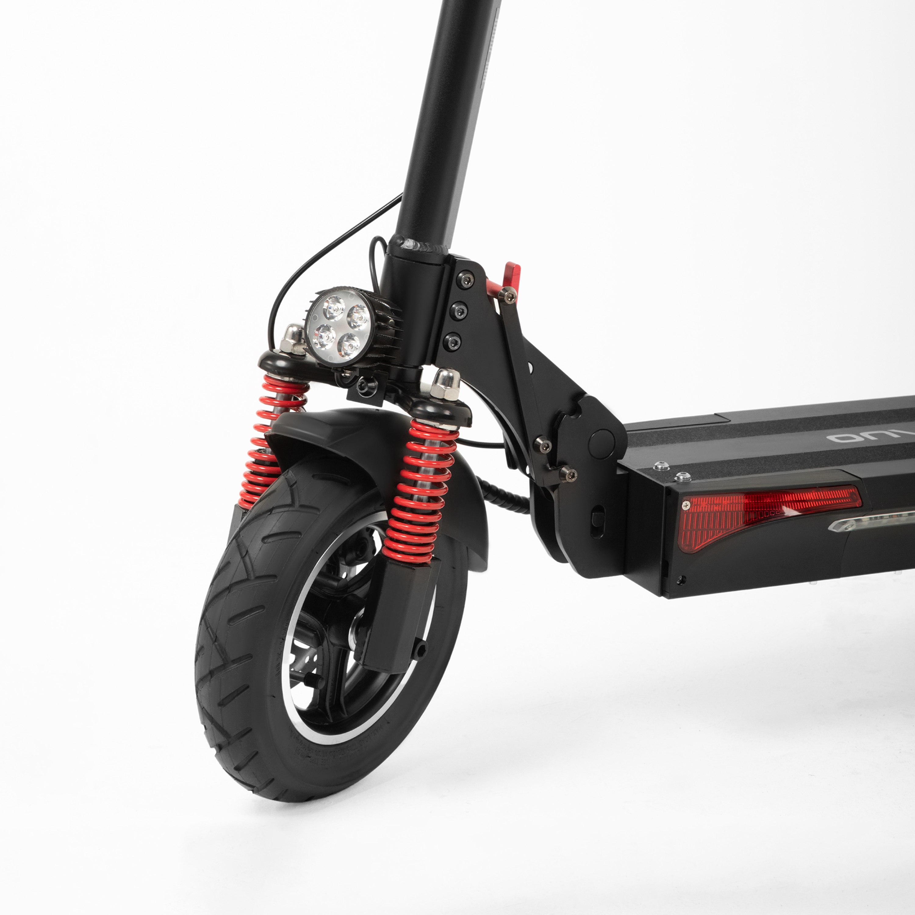 Kırmızı yaylar, siyah lastik ve beyaz arka planda far bulunan siyah elektrikli scooter ön detayı.
