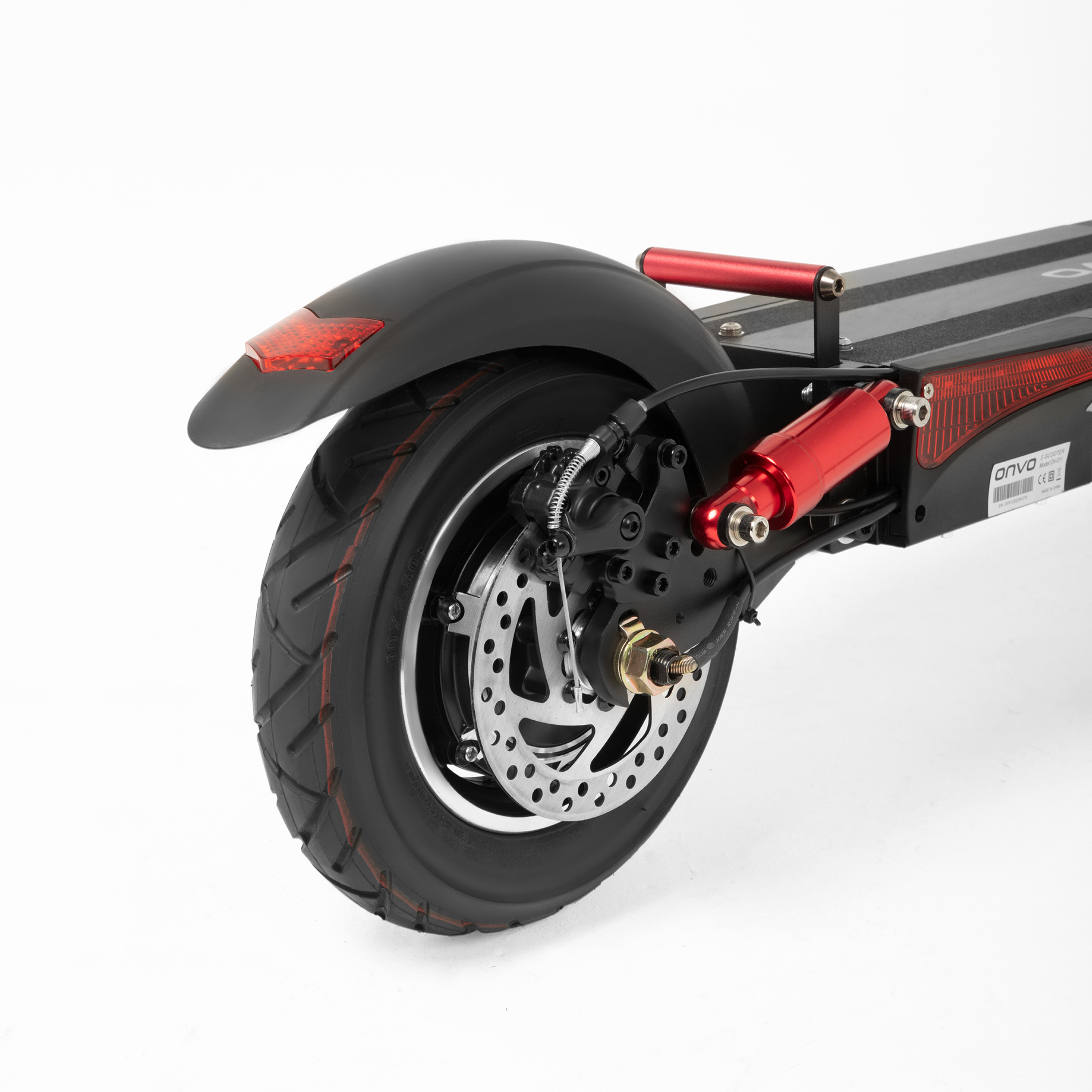 Disk frenli ve kırmızı detaylı bir elektrikli scooter'ın arka tekerleğinin yakın çekimi.