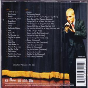 Pochette de CD. Eminem sur scène avec un micro. Le titre de l'album et la liste des titres sont affichés au dos.