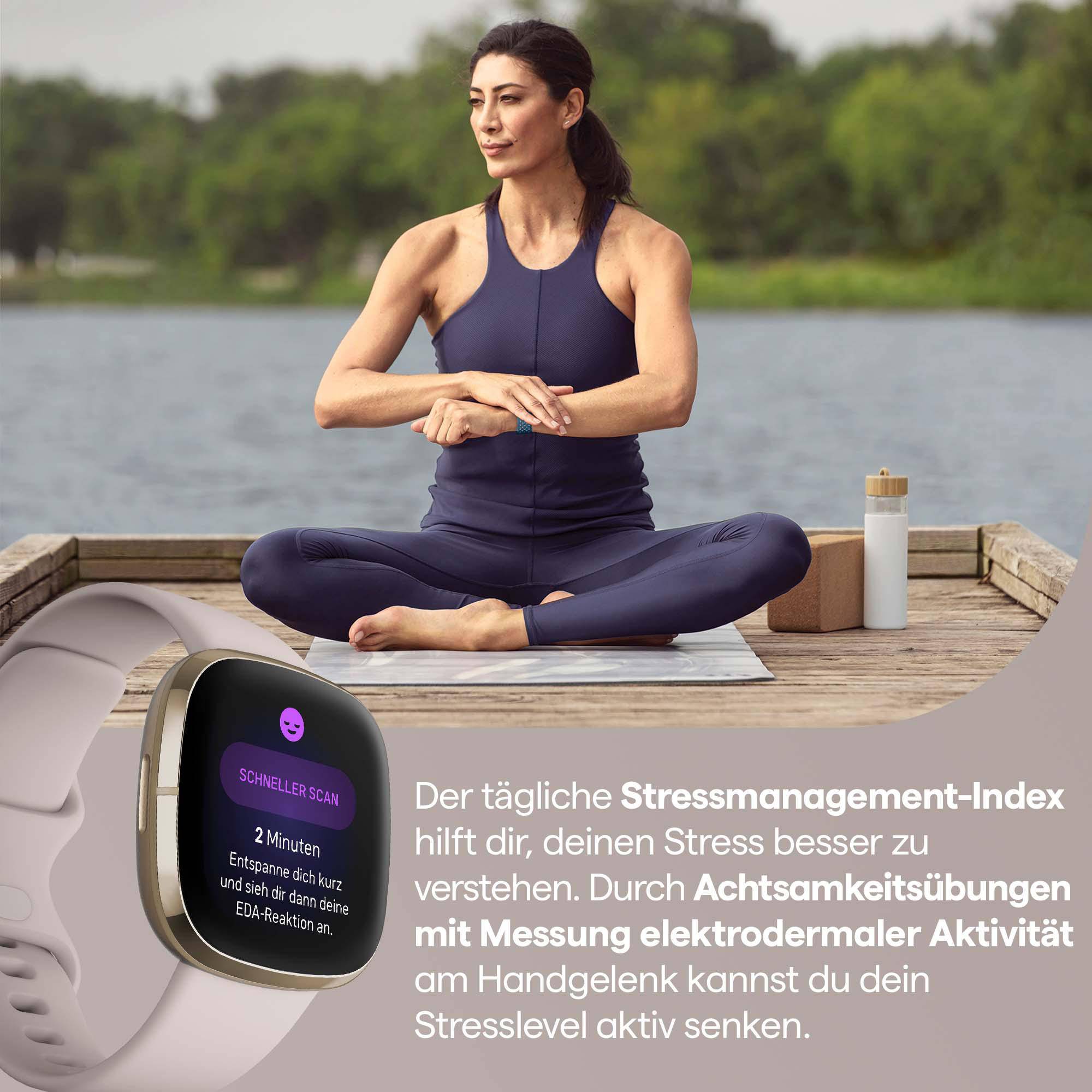 Frau in Yoga-Pose, trägt Uhr, nahe Wasser. Vordergrund: Uhr. Hintergrund: Bäume und Wasser.