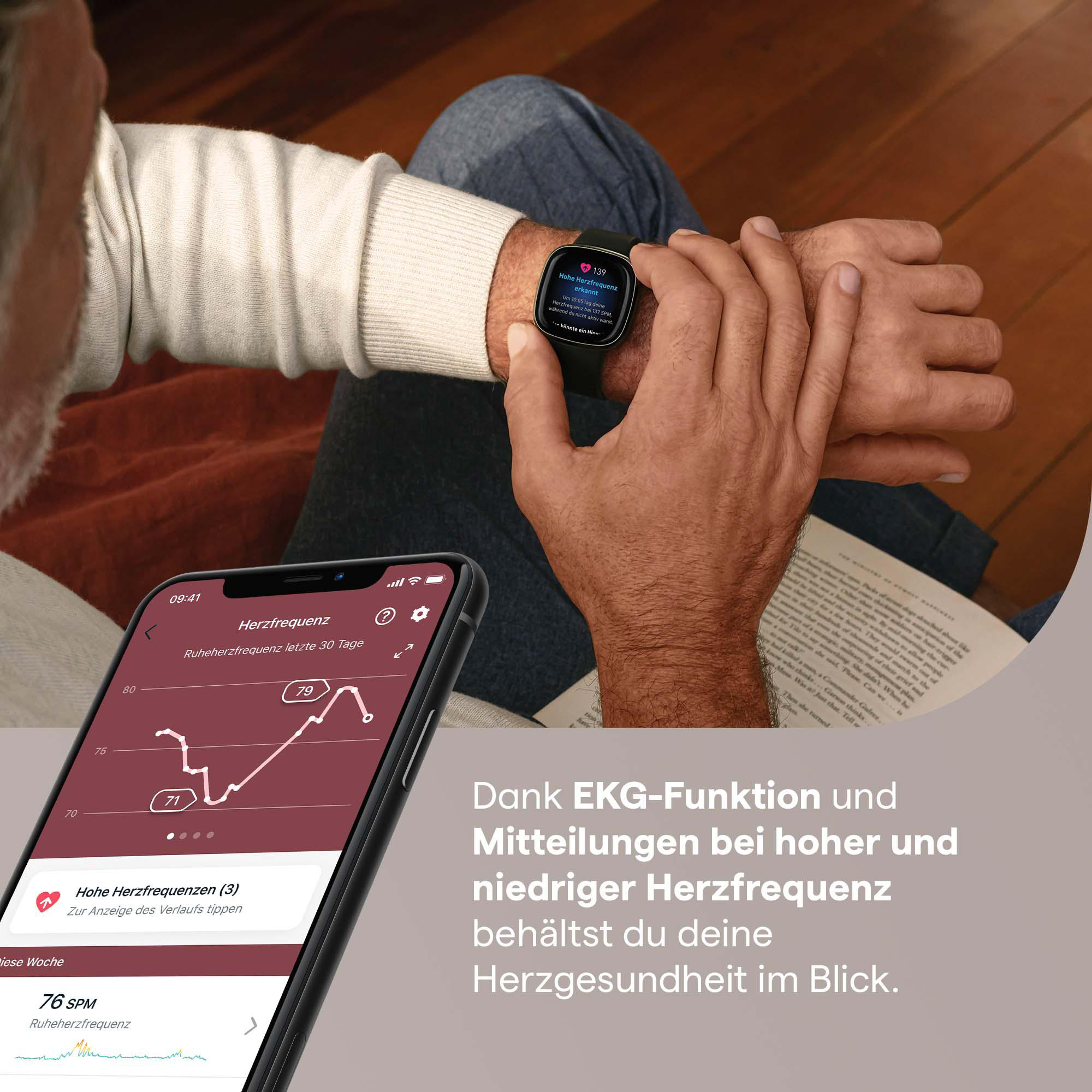 Mann, der Smartwatch und App für Herzfrequenzdaten prüft.