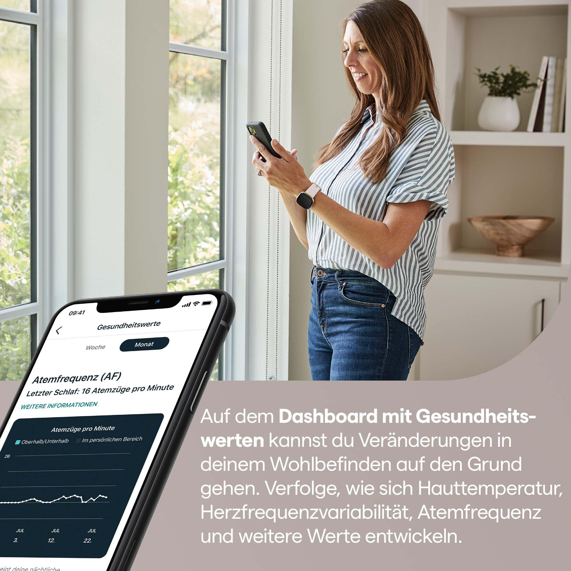 Frau betrachtet Smartwatch und Telefon mit Gesundheitsdaten auf dem Dashboard.