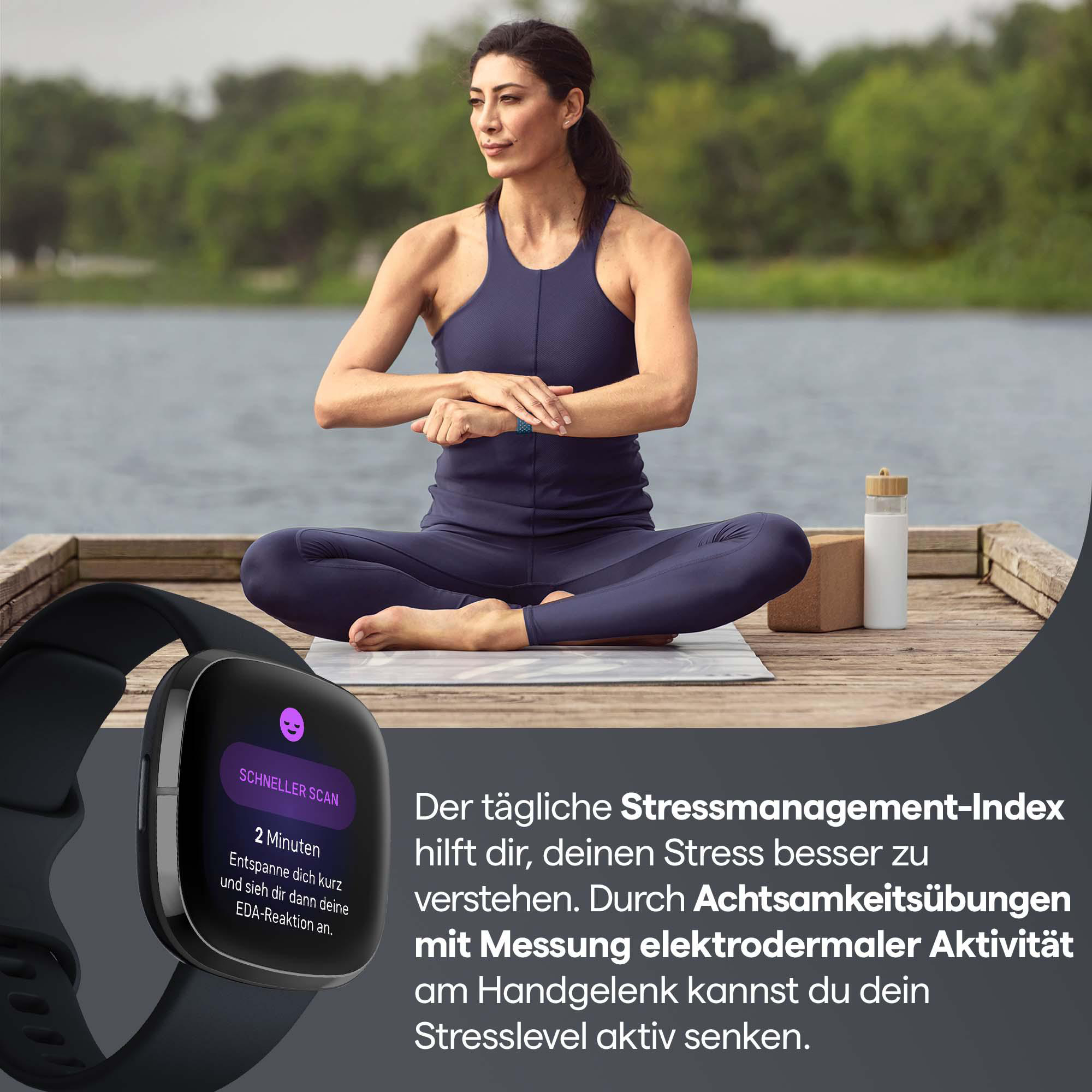 Frau meditiert mit Smartwatch. Die Uhr zeigt Stresswerte. Deutscher Text wird angezeigt.