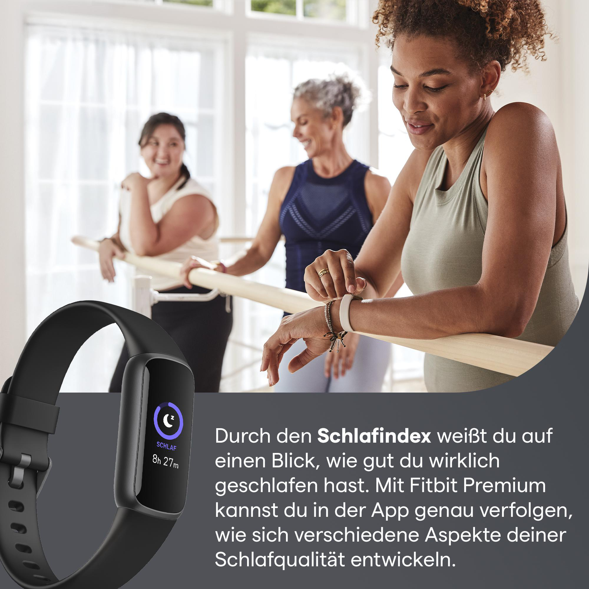 Drei Frauen in einem Tanzstudio. Eine Frau mit Fitness-Tracker, Text über den Schlafindex.